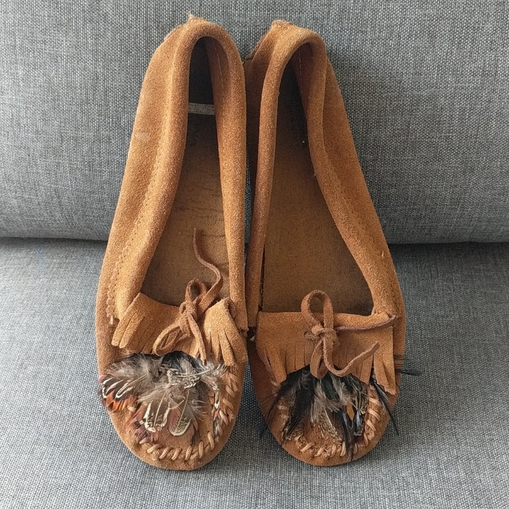 Suede moccasins with feathers